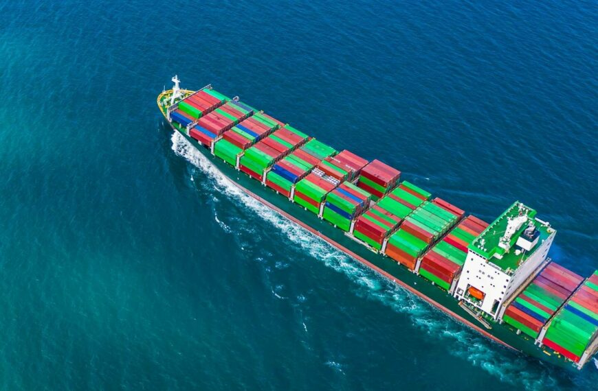 Clean shipping container ship